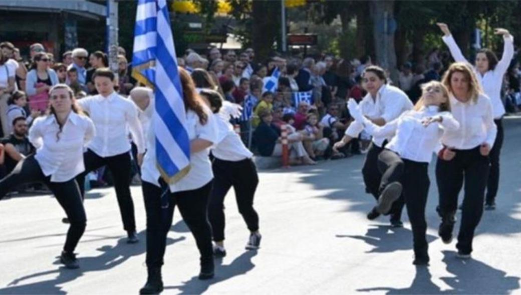 Bίντεο από την προετοιμασία των 10 κοριτσιών της κοροϊδίας της επετείου του «Όχι»: «Τρελή χαρά» στον ΣΥΡΙΖΑ