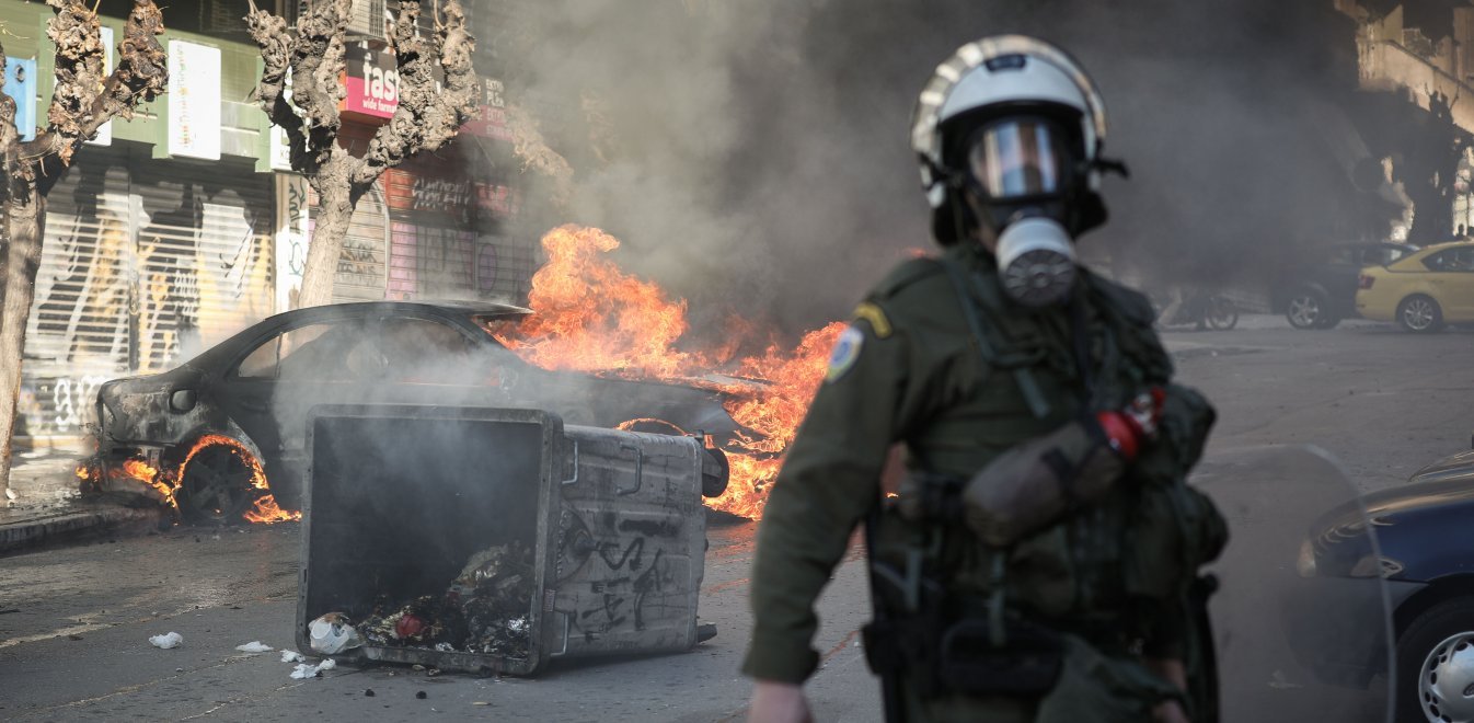 Επεισόδια ακροαριστερών στα Εξάρχεια ως «αντίποινα» για το «σφράγισμα» της κατάληψης στην ΑΣΟΕΕ (βίντεο-φώτο)