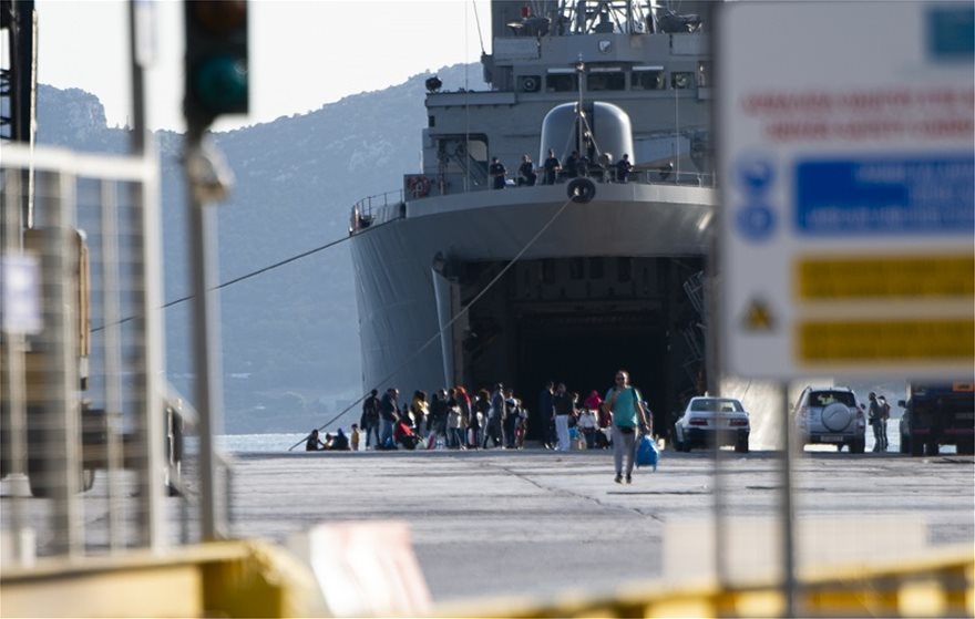 Μεταφέρουν μάζες «ευάλωτων» αλλοδαπών στην ενδοχώρα με μεταγωγικά πλοία του ΠΝ: 795 νέοι «αιτούντες άσυλο» στην Ελευσίνα