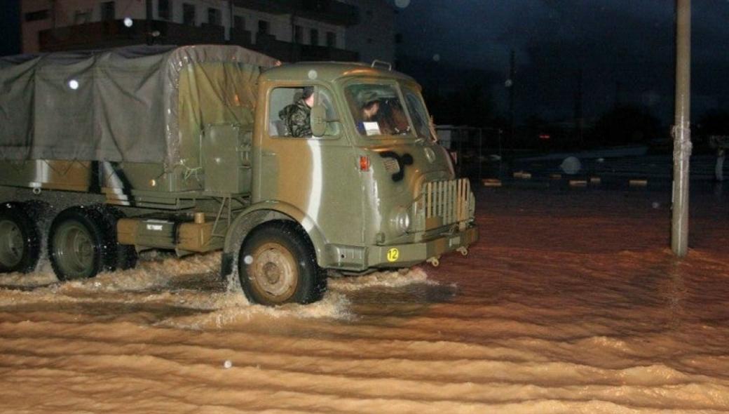 Μυτιλήνη: Οι αλλοδαποί μεταφέρονται στο νησί με φορτηγά του ελληνικού Στρατού (βίντεο)