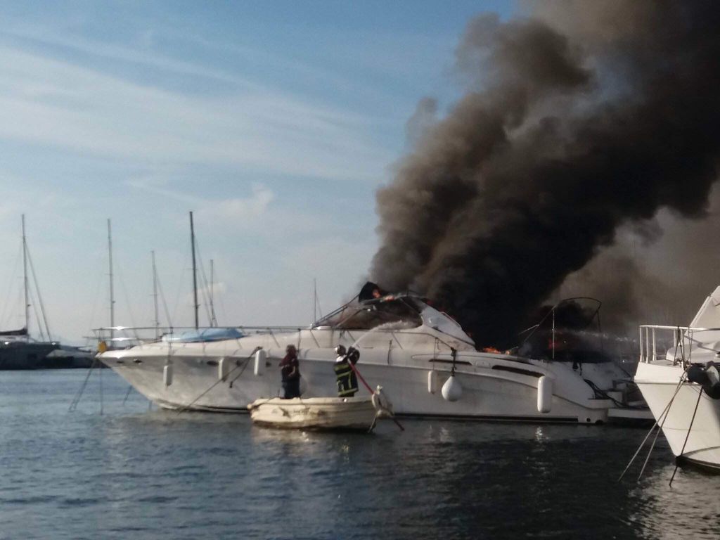 Γυναίκα πήδηξε από φλεγόμενο σκάφος στη Μαρίνα Γλυφάδας για να σωθεί – Άγνωστη η κατάσταση της υγείας της