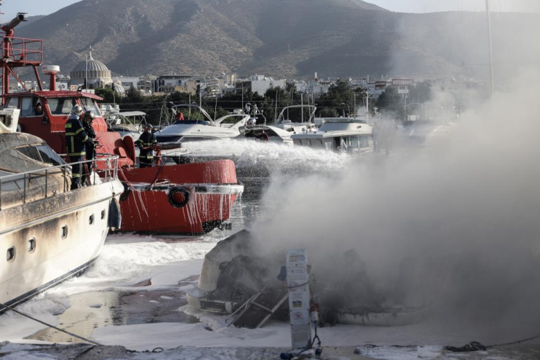 Υπό έλεγχο η πυρκαγιά σε δύο σκάφη στη μαρίνα Γλυφάδας – Προκλήθηκαν σοβαρές υλικές ζημιές