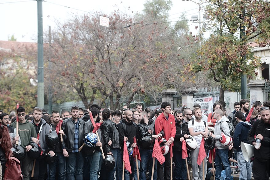 Πολυτεχνείο: Έκλεισαν οι πύλες του ιδρύματος – Με σχέδιο a la ΔΕΘ για τα πανεπιστήμια η ΕΛΑΣ (βίντεο-φωτο)