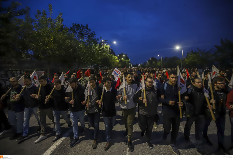 Πολυτεχνείο: Σε εξέλιξη η πορεία στην Θεσσαλονίκη – Η Εγνατία παραμένει κλειστή και στα δύο ρεύματα (φωτο)