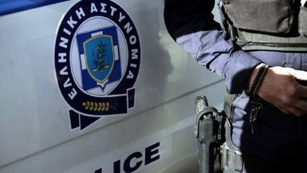 Πάτρα: Άνδρας απειλεί να αυτοπυρποληθεί στο κέντρο της πόλης