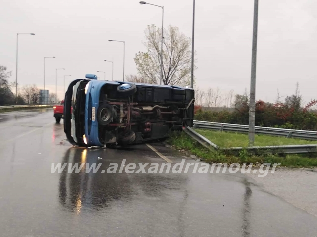 Ημαθία: Λεωφορείο ανετράπη στην έξοδο προς Εγνατία (βίντεο)