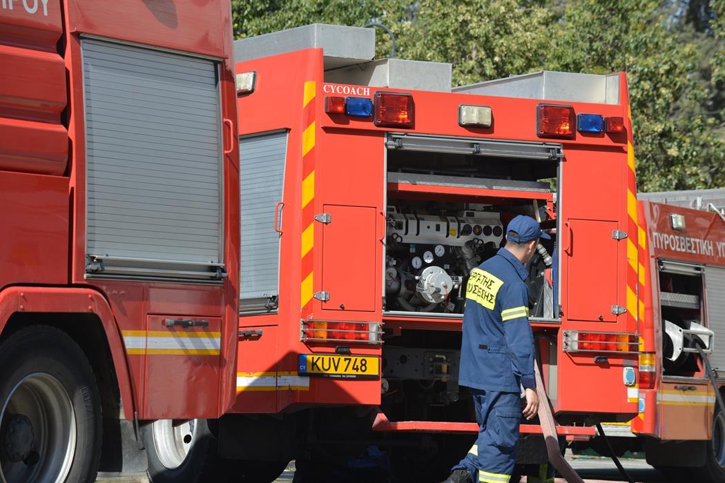 Κηφισιά: Τυλίχθηκε στις φλόγες αμάξι (φώτο)