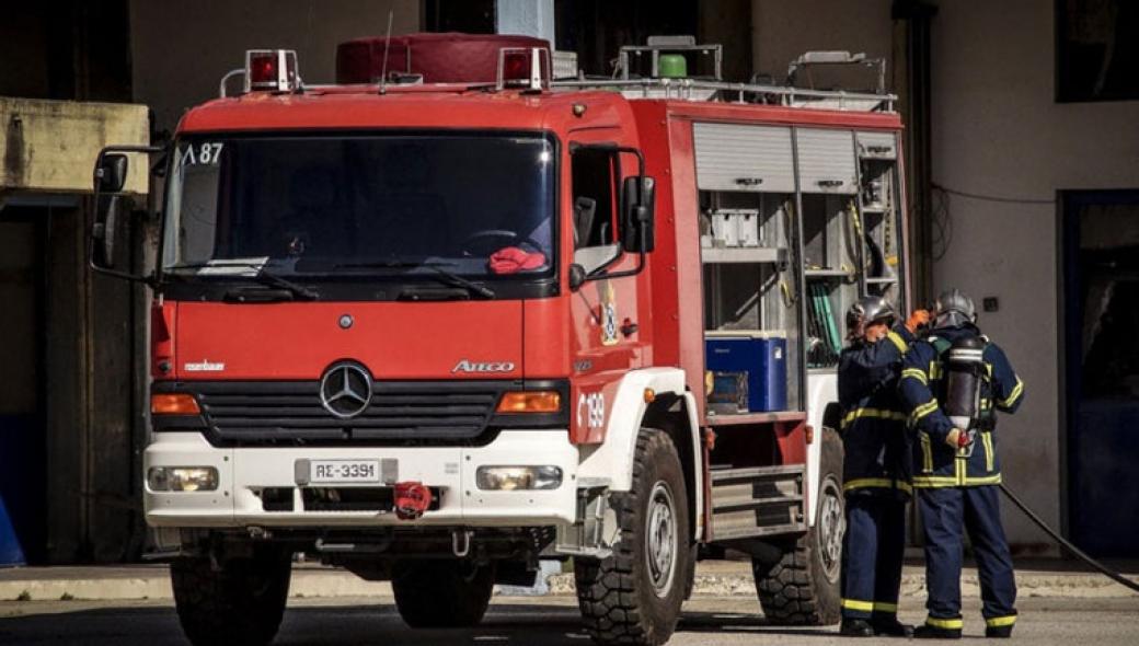 Φωτιά τώρα στην Πλάκα – Απεγκλωβίστηκε ένα άτομο