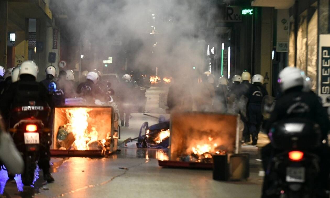 Βροχή από μολότοφ στην Πάτρα στην πορεία για τον Γρηγορόπουλο – Φωτιές και πετροπόλεμος στα Εξάρχεια