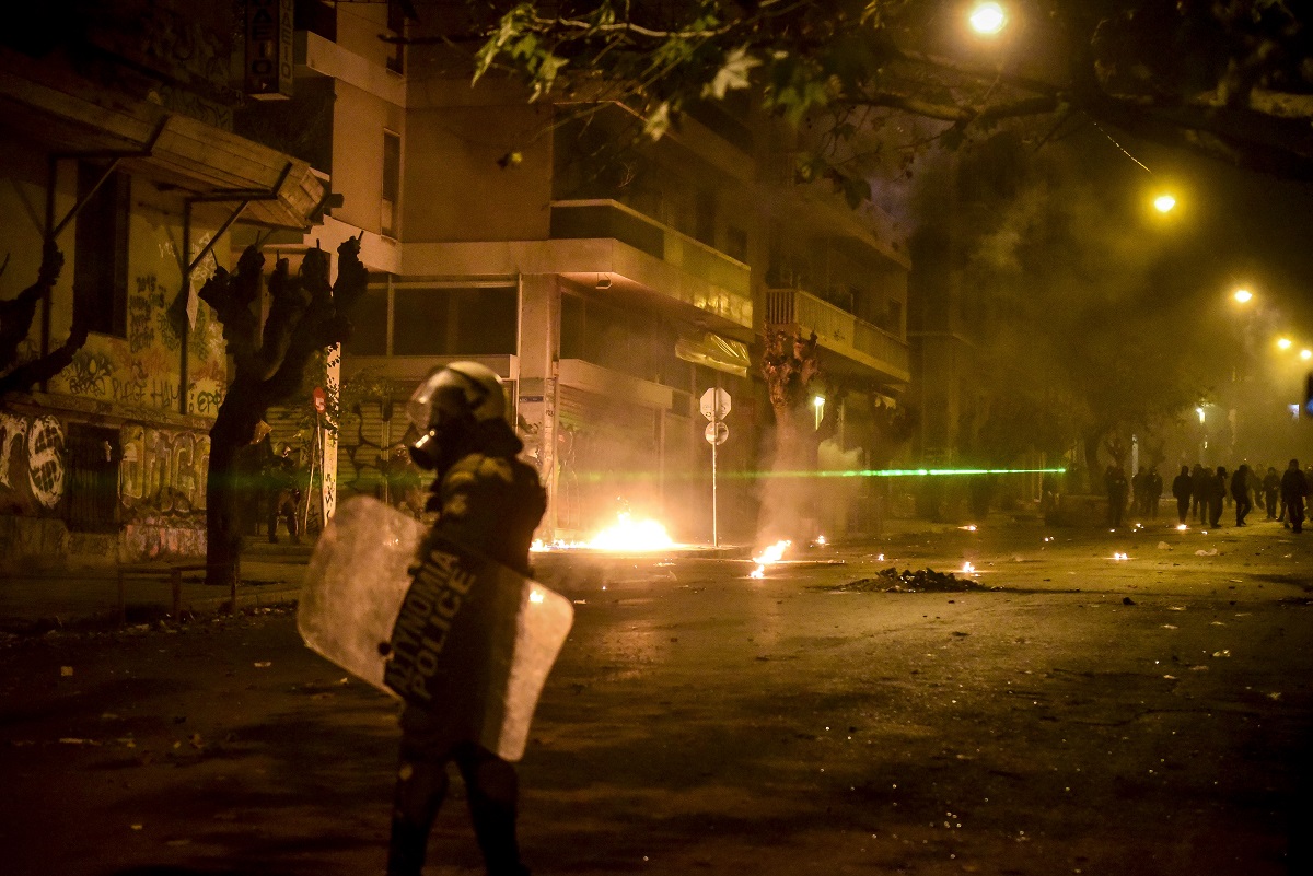 Εξάρχεια: Ένταση και επεισόδια με μολότοφ – Ρίψη χημικών από την Αστυνομία