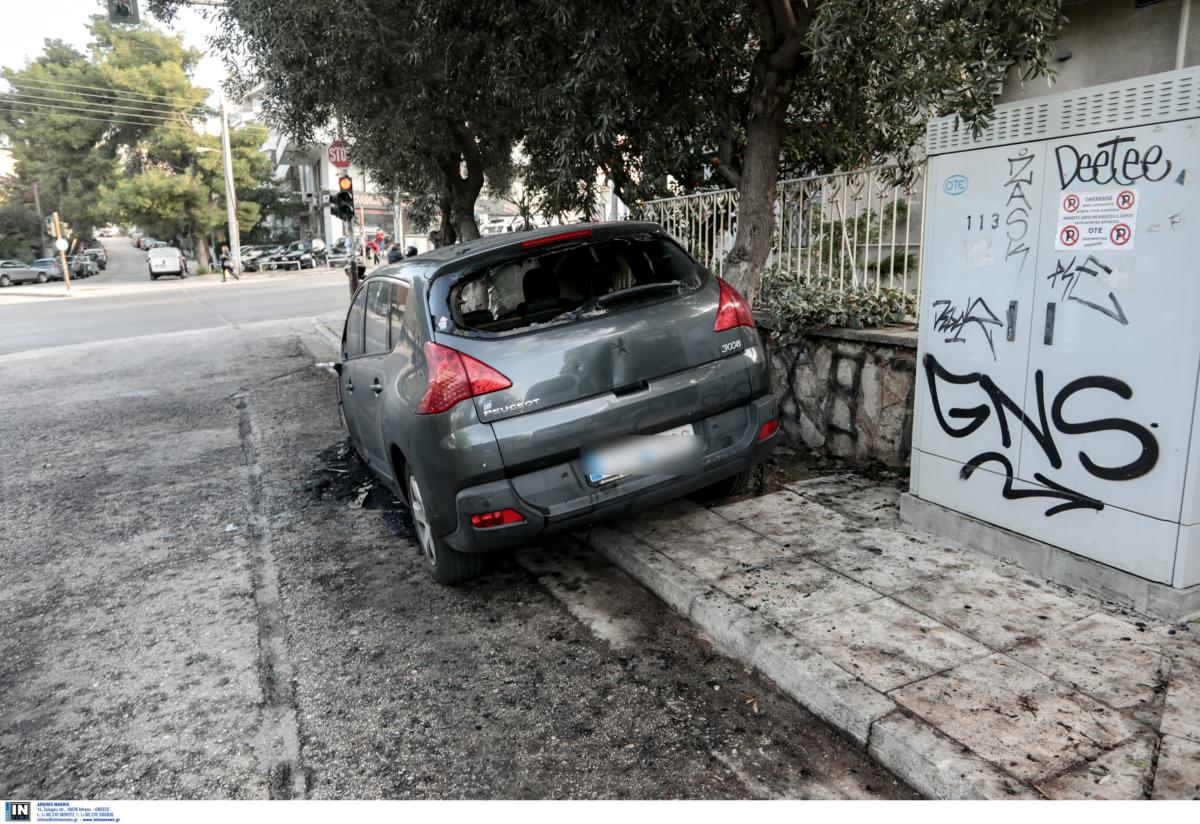 Δείτε τις πρώτες φωτογραφίες από το καμένο αυτοκίνητο της διευθύντριας του ψυχιατρείου Κορυδαλλού (φωτο)