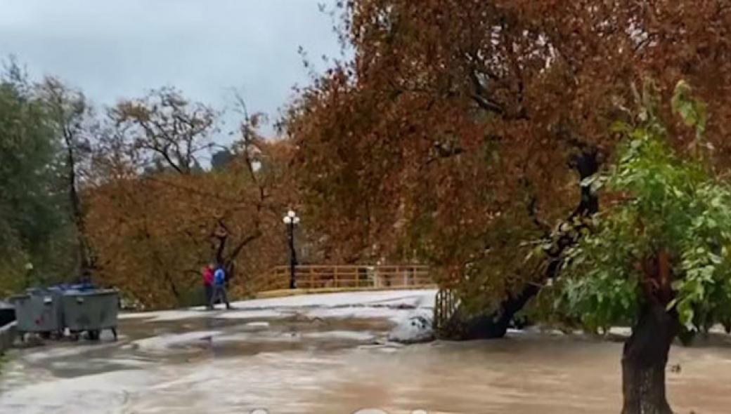 «Κόπηκε» στα δύο η Εύβοια – Γκρεμίστηκε γέφυρα από τα έντονα καιρικά φαινόμενα (φώτο-βίντεο)