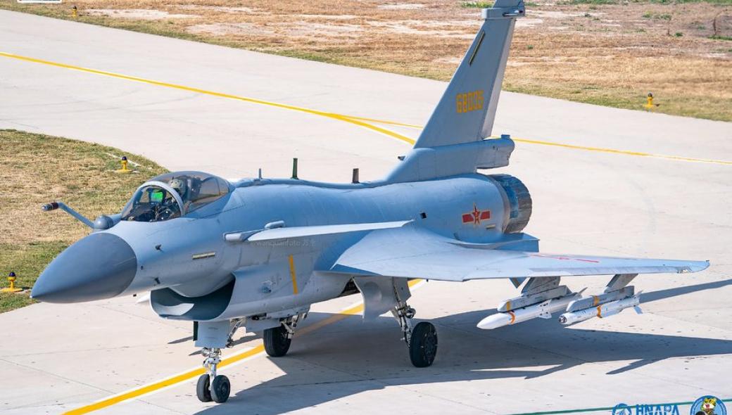 Chengdu J-10: Το κινεζικό ελαφρύ μαχητικό που δεν είναι καθόλου «ελαφρύ» στις επιδόσεις