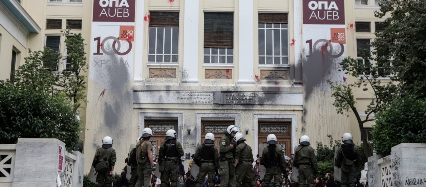 Τρικάκια πέταξαν αναρχικοί έξω από το σπίτι του πρύτανη της ΑΣΟΕΕ (βίντεο)