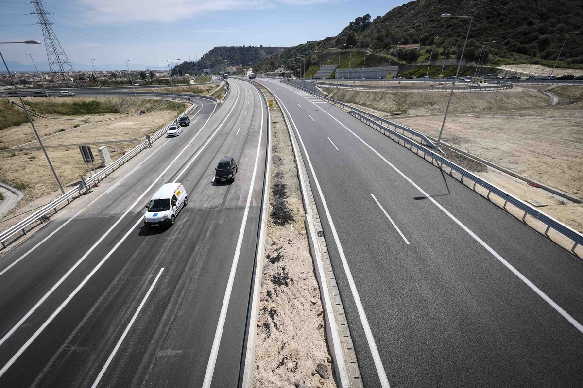 Άγιοι Θεόδωροι: Αλλοδαποί έκλεισαν την παλαιά εθνική οδό Αθηνών – Κορίνθου