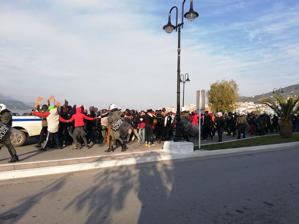 Η Σάμος τελεί υπό κατάληψη: Χιλιάδες αλλοδαποί διαδηλώνουν για τα «δικαιώματά» τους (φωτό, βίντεο)