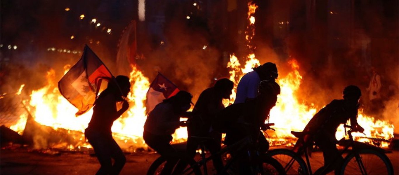 Χιλή: Δύο άνθρωποι βρέθηκαν απανθρακωμένοι σε κτίριο που πυρπολήθηκε από διαδηλωτές