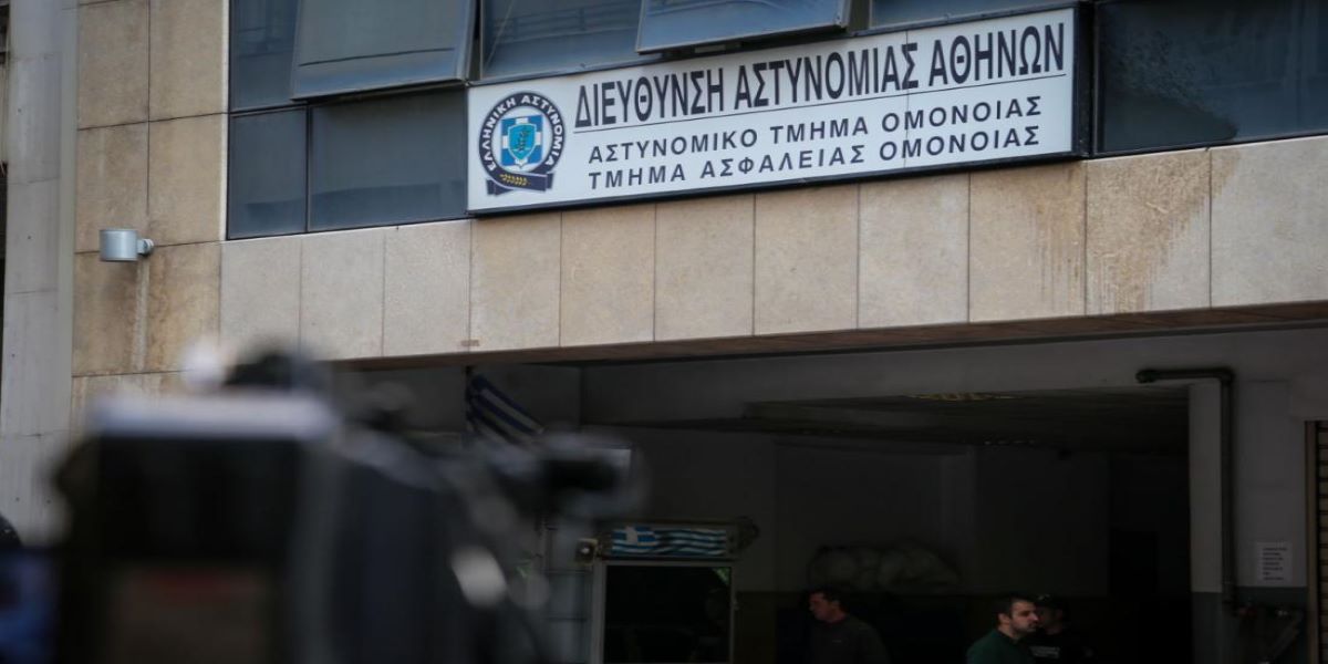 Αστυνομικός που κατέβρεξε γυναίκα έξω από το Α.Τ Ομόνοιας: «Έκανε την ανάγκη της μπροστά στο τμήμα» (βίντεο)