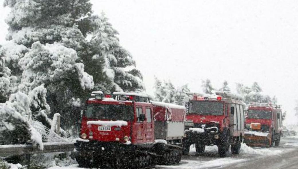 Δερβενοχώρια: Εγκλωβισμένος 20χρονος από το χιόνι – Επιχειρεί ομάδα της ΕΜΑΚ για τον απεγκλωβισμό