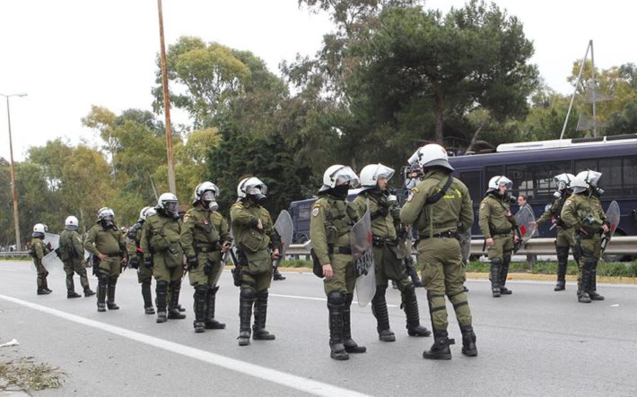 Εξάρχεια: Eπίθεση κατά διμοιρίας των ΜΑΤ