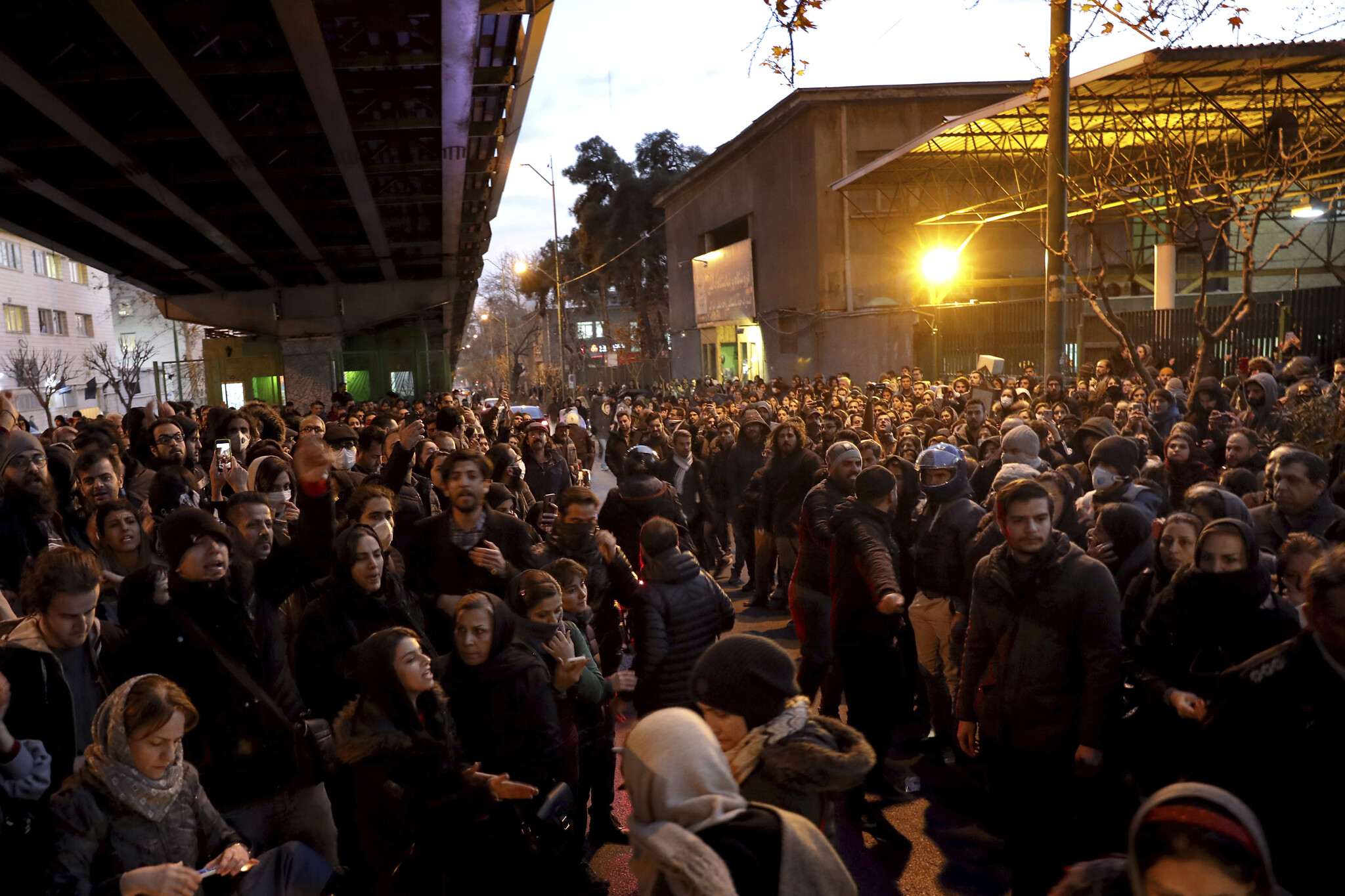 «Φλέγεται» η Τεχεράνη: Μαζικές διαδηλώσεις κατά του καθεστώτος – Πυροβολούν τους διαδηλωτές