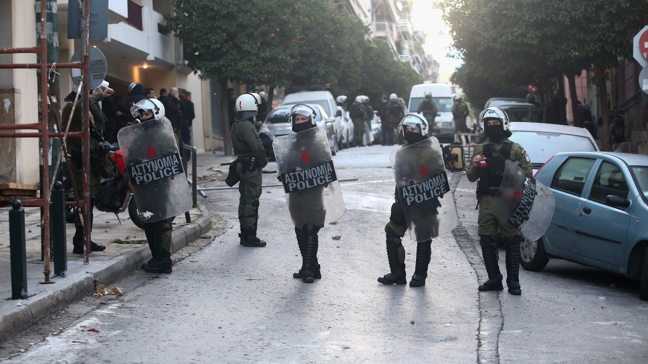 Οι καταθέσεις των ΕΚΑΜ για το Κουκάκι: «Πέταγαν βενζίνη στον τροχό – Αν έπεφτε στις σπίθες θα μιλούσαμε για νεκρούς»