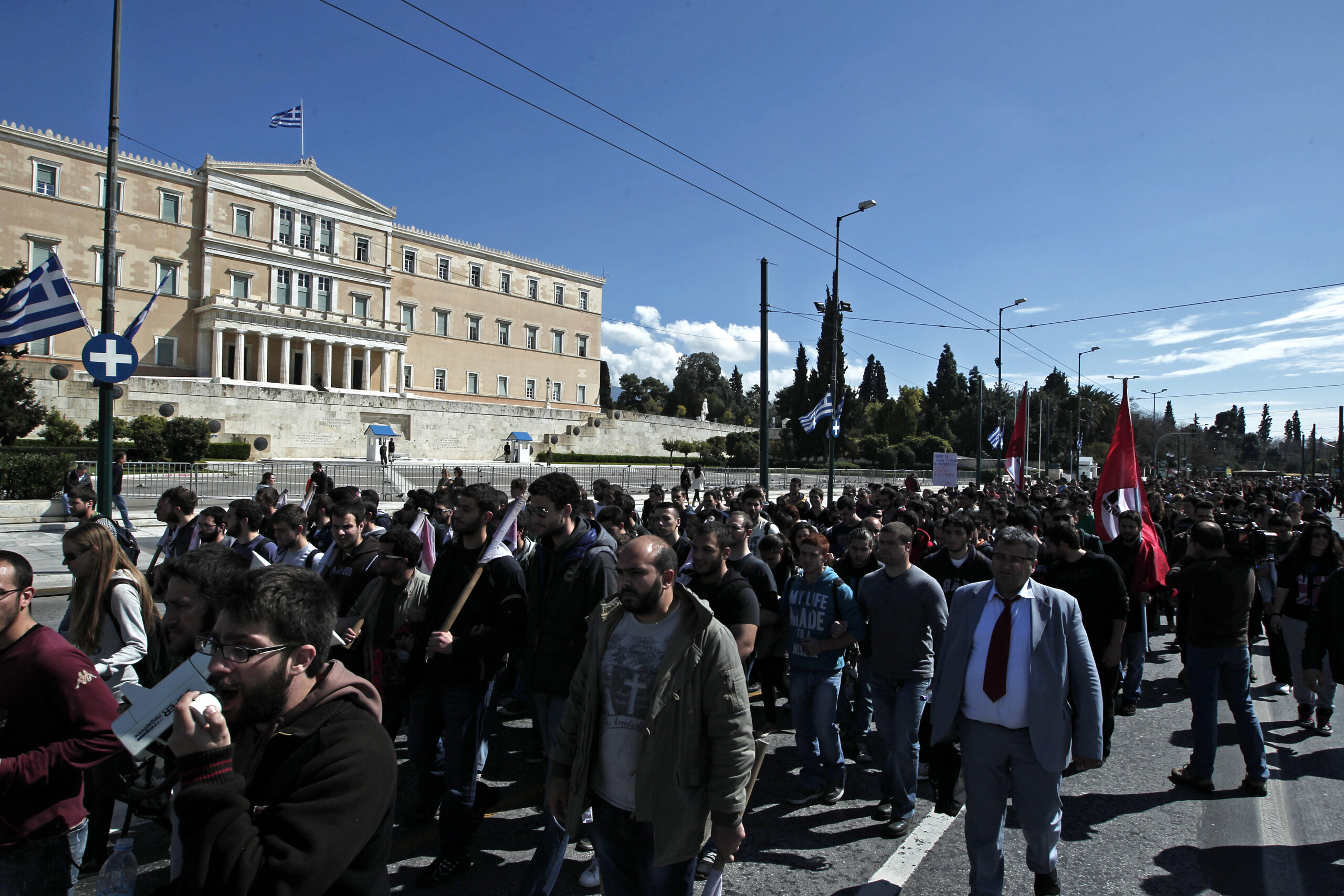 Διαμαρτυρία φοιτητών στην πλατεία Συντάγματος – Για τη διάταξη για τους απόφοιτους κολεγίων