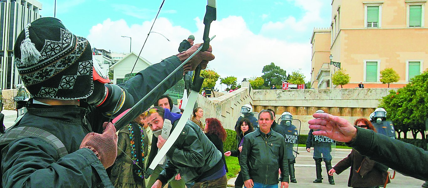 «Τοξοβόλος του Συντάγματος»: Από τη βράβευση του από την Μαρριέτα Γιαννάκου στην… τρομοκρατία