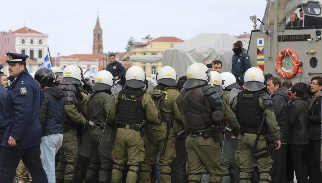 Μόρια: Επτά συλλήψεις νεαρών με ρόπαλα και κράνη – Αναζητούνται άλλοι δύο (βίντεο)