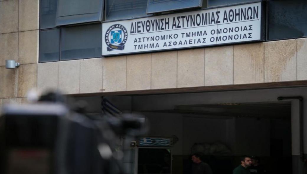 Σε διαθεσιμότητα τέθηκε ο αστυνομικός του Α.Τ. Ομονοίας που κατέβρεξε γυναίκα