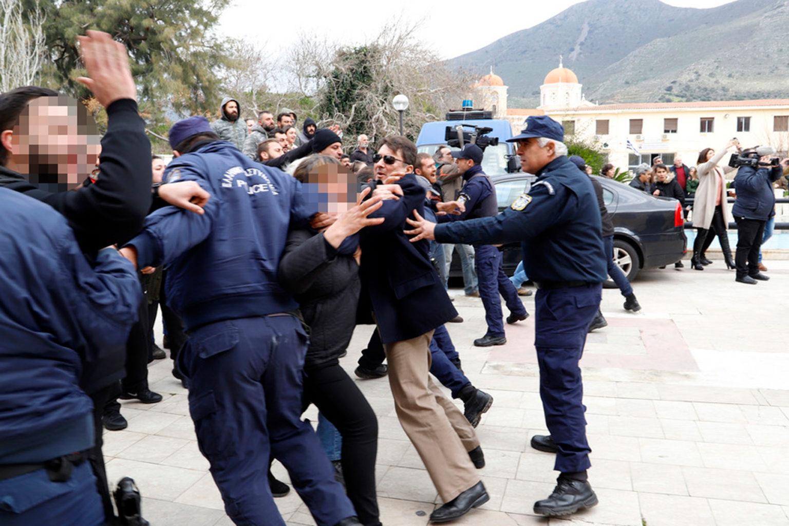 Φονικό στο Λασίθι: Αντιμέτωπος με την οργή των συγγενών ο κατηγορούμενος – «Φονιά θα σε περιμένουμε» (φώτο – βίντεο)