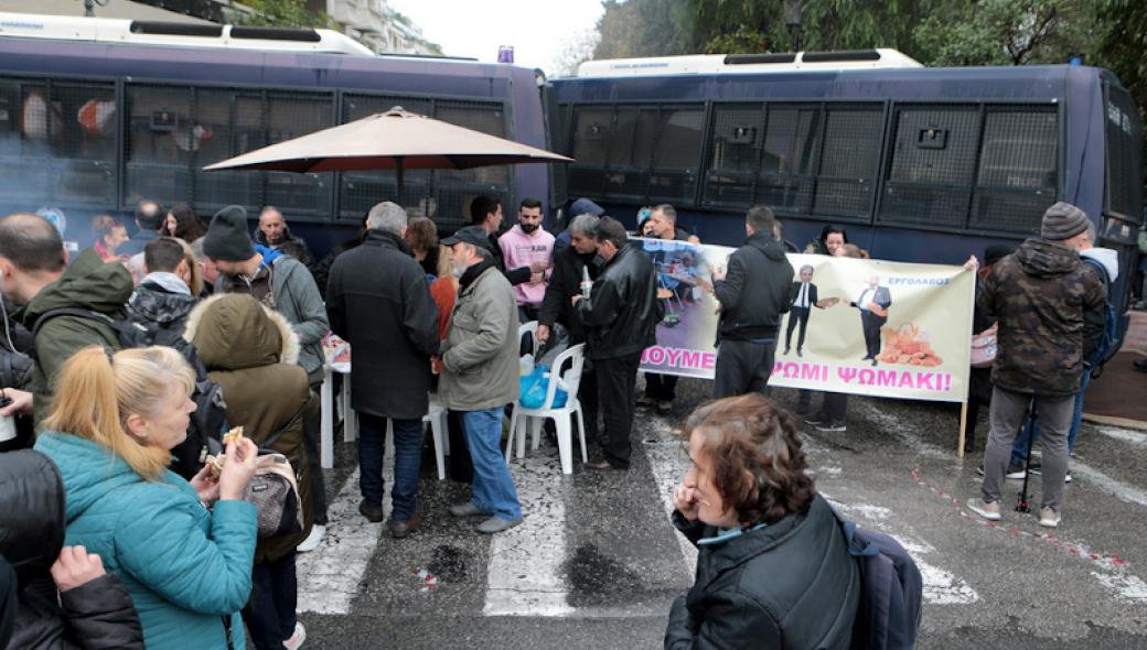 Πρωτότυπη διαμαρτυρία για την ΠΟΕΔΗΝ: Έστησαν ψησταριές κοντά στο Μαξίμου (φωτο)