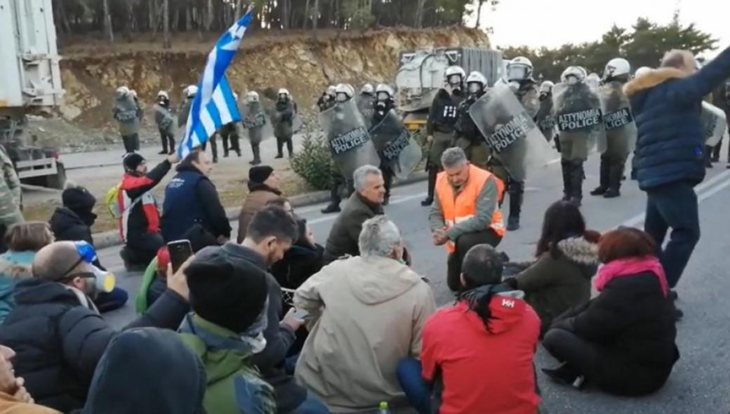 Συγκλονιστικό βίντεο: Οι κάτοικοι της Λέσβου τραγουδούν τον Εθνικό Ύμνο μπροστά στα ΜΑΤ