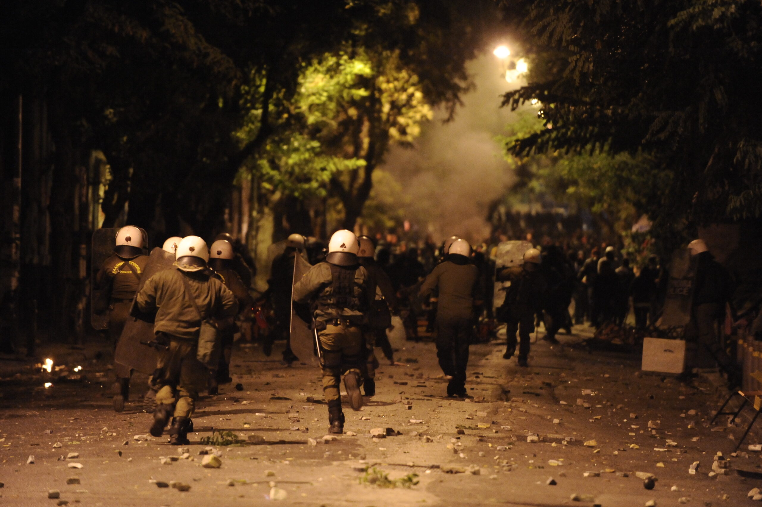 Πατησίων: Περιθωριακοί έσπασαν καταστήματα και κρύφτηκαν στην ΑΣΟΕΕ