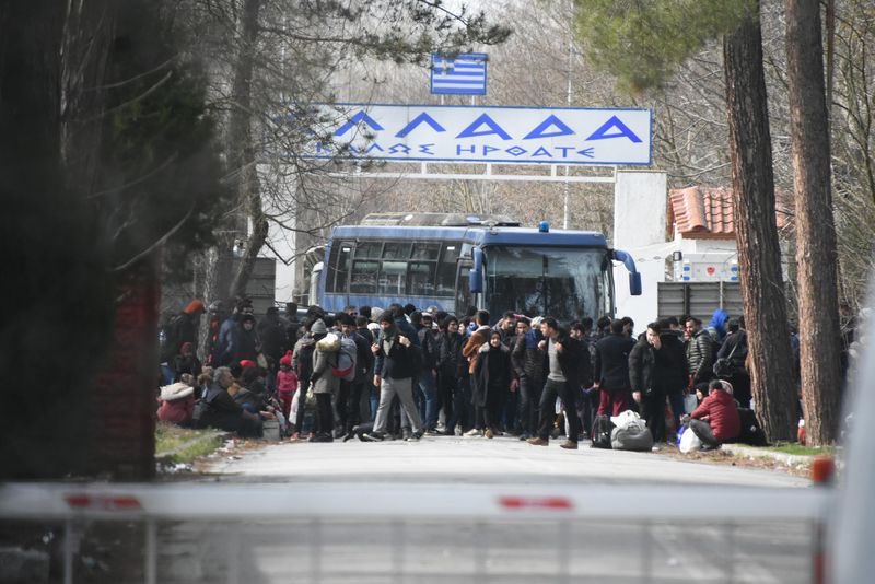 Μαζικές αποβάσεις στα νησιά: 151 αλλοδαποί σε Λέσβο και Σάμο – Συνεχίζεται το σόου στις Καστανιές του Έβρου