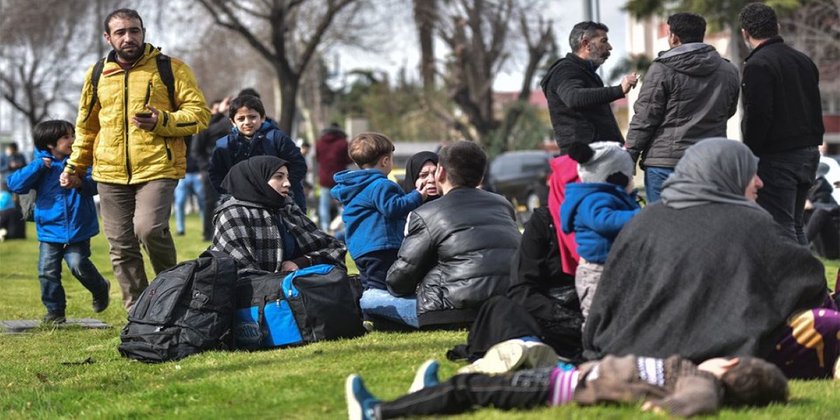 «Έρχονται οι βάρβαροι»: Συγκλονιστικές εικόνες από τα καραβάνια αλλοδαπών που ξεκινούν από Κωνσταντινούπολη (φώτο)