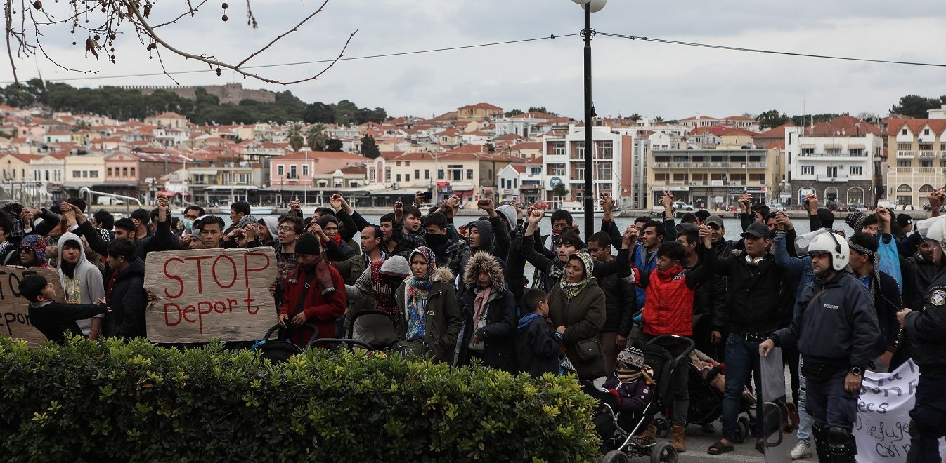 Επεισόδια στη Μυτιλήνη: Πολίτες εμποδίζουν την αποβίβαση αλλοδαπών – Επιτέθηκαν σε μέλη ΜΚΟ (βίντεο)