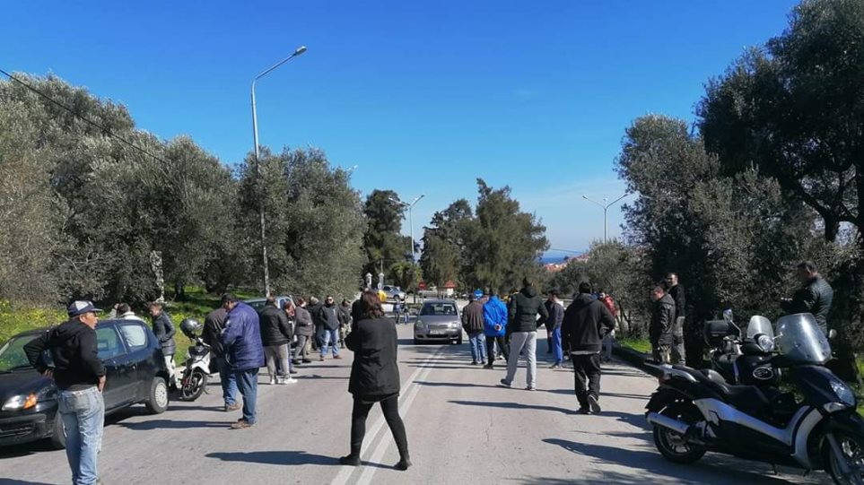 Οδοφράγματα από τους κατοίκους της Λέσβου για να μην φτάσουν στην Μόρια οι 400 νέοι παράνομοι μετανάστες