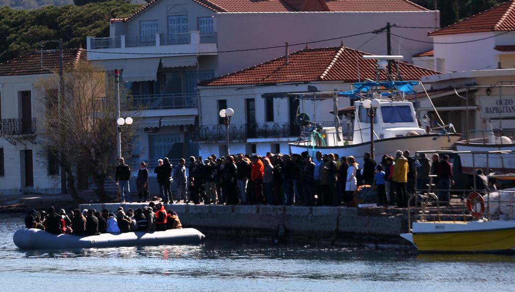 Λέσβος: Διώχνουν τις ΜΚΟ οι κάτοικοι – Δεν επέτρεψαν σε πλοίο τους να δέσει (φώτο – βίντεο)