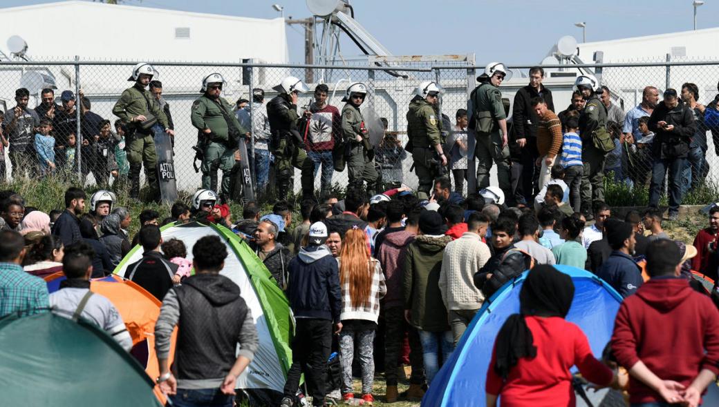 Τουρκία:  Παιδί σκίζει την ελληνική σημαία και προσκυνά την τουρκική – Διαδήλωση κατά της Ελλάδας στο Βερολίνο!