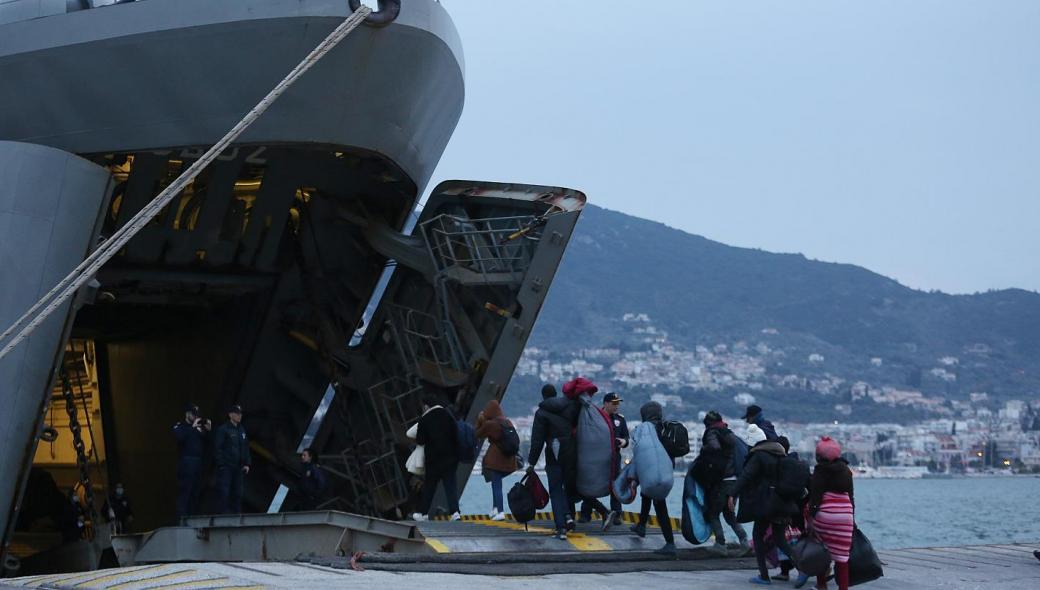 Ξεκίνησαν οι μεταφορές των παράνομων μεταναστών στην ενδοχώρα – Αναχώρησε με 450 αλλοδαπούς το «Ρόδος»