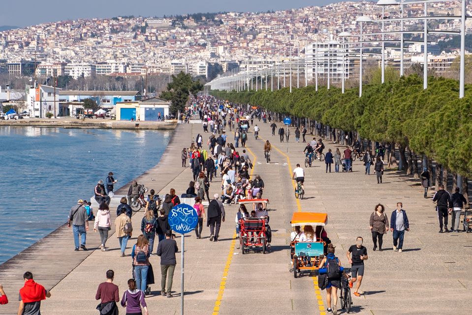 Θεσσαλονίκη: Αστυνομικοί. με ντουντούκες προσπαθούν να «μαζέψουν» τους πολίτες που συνωστίζονται στην παραλία (βίντεο)