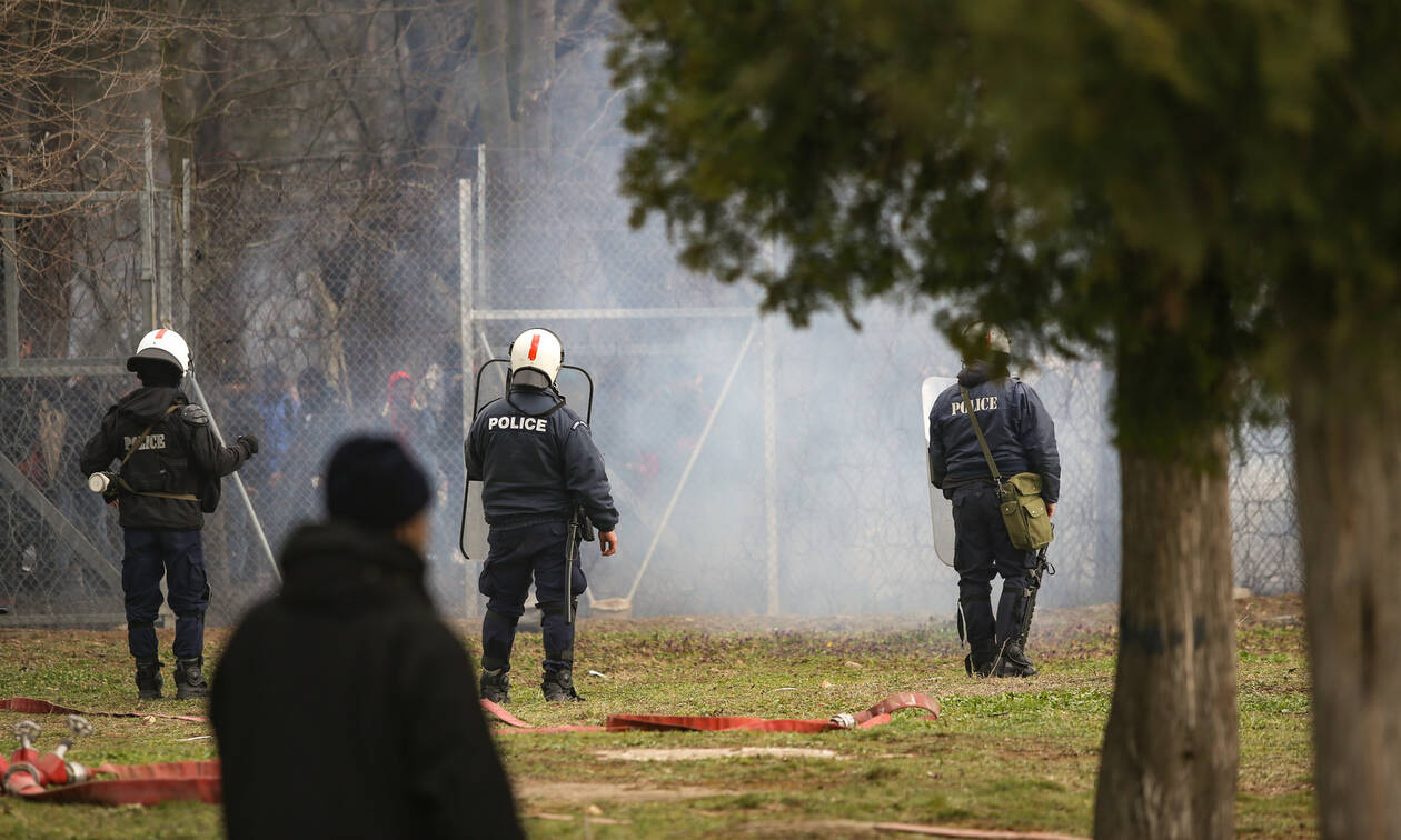 Νέα επίθεση των αλλοδαπών κατά των δυνάμεων στον Έβρο: Συνεχείς οι ρίψεις χημικών από τους Τούρκους (βίντεο)