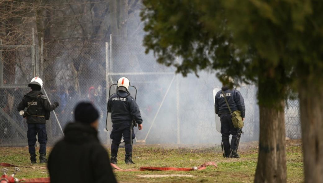 Έτσι υποδέχονται τους στρατιωτικούς στις Καστανιές Έβρου – Κάτοικοι βγήκαν στους δρόμους για να χειροκροτήσουν (βίντεο)