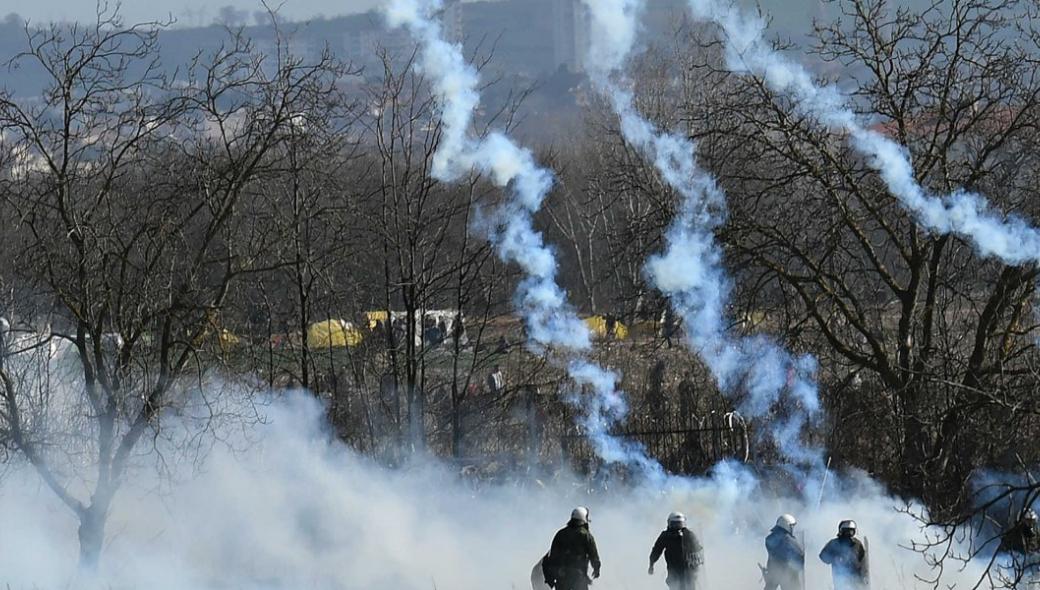 Ξεπέρασε κάθε όριο ο τουρκικός Στρατός στον Έβρο: Πέταξε «βροχή» από καπνογόνα  κατά των ελληνικών δυνάμεων