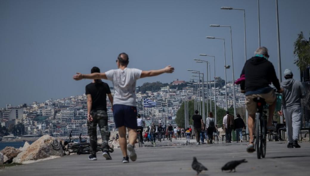 «Έσπασαν» την καραντίνα οι Αθηναίοι – Εκμεταλλεύτηκαν τον καιρό και βγήκαν βόλτα (φώτο)