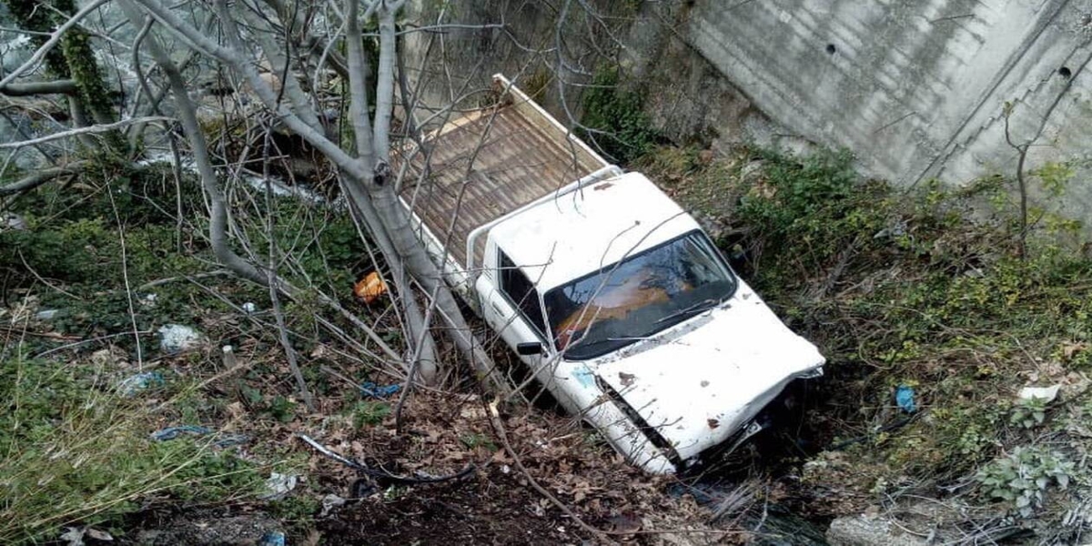 Εύβοια: Σοβαρό τροχαίο ατύχημα – Εγκλωβίστηκε ο οδηγός (φώτο)