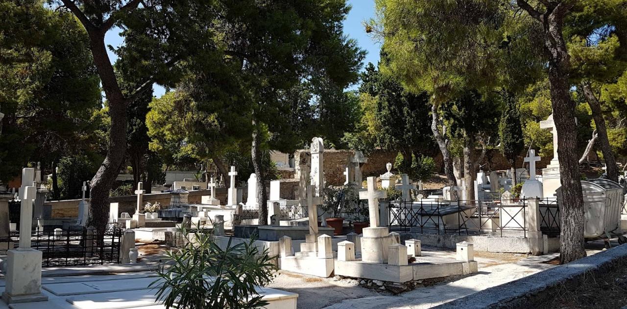 Σταματούν και τα μνημόσυνα: Κλειστά τα κοιμητήρια την Μ. Παρασκευή