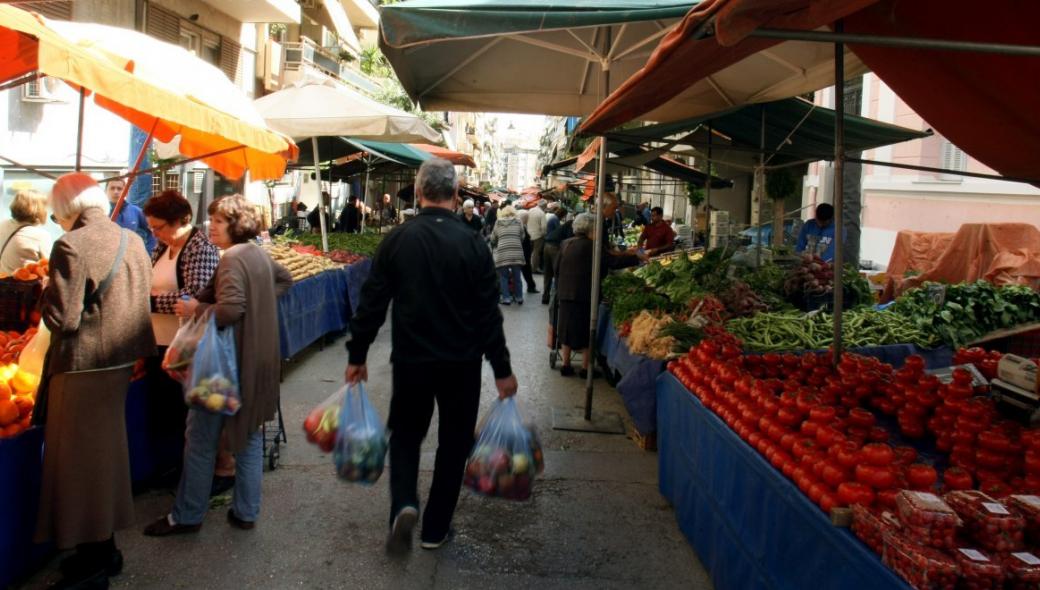 Οι πολίτες κάνουν μαζικά τα ψώνια τους σε σούπερ μάρκετ και λαϊκές – Δεν αντέχουν άλλο τα περιοριστικά μέτρα