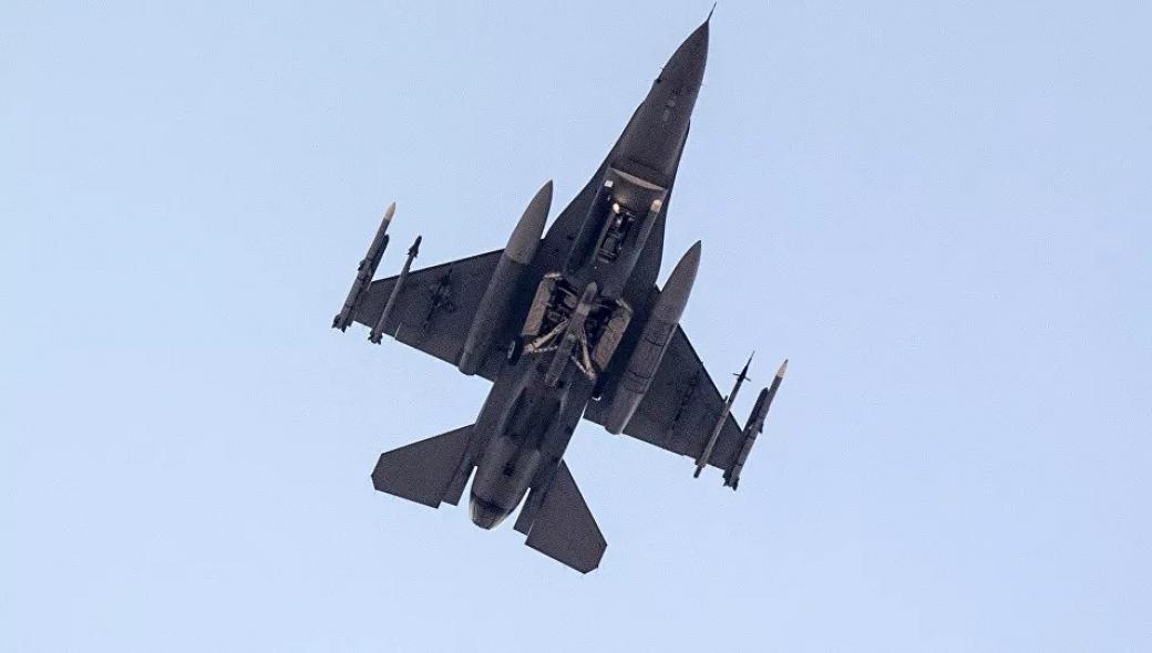 Βίντεο: F-16 πραγματοποιεί βαριά προσγείωση σε πλημμυρισμένο διάδρομο